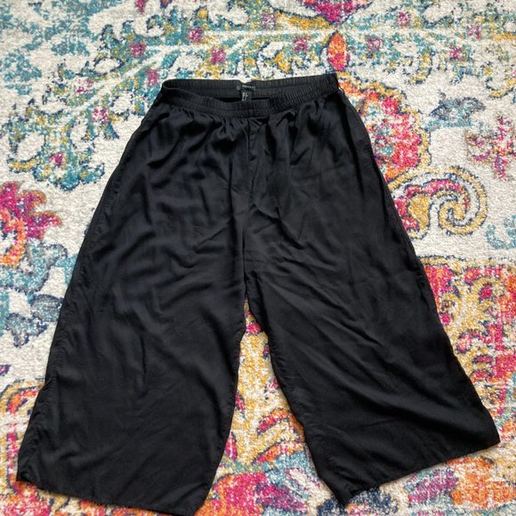 Light-Weight Black Gaucho Pants - Picture 2 of 3